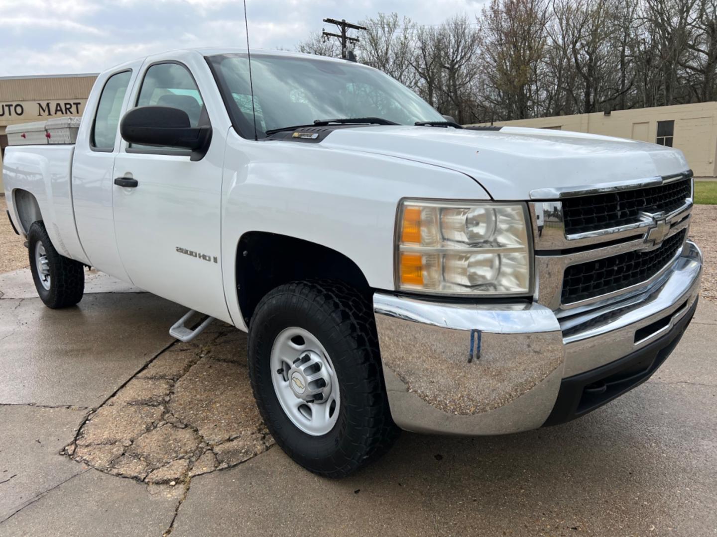 2009 White /Gray Chevrolet Silverado 2500HD LS (1GCHC49K49E) with an 6.0L V8 engine, Automatic transmission, located at 4520 Airline Hwy, Baton Rouge, LA, 70805, (225) 357-1497, 30.509325, -91.145432 - 2009 Chevy Silverado 2500HD Ext Cab LS 6.0 V8 Gas, 161K Miles, Power Windows & Locks, Cold A/C, Toolboxes, Tow Pkg. NO IN HOUSE FINANCING. FOR INFO PLEASE CONTACT JEFF AT 225 357-1497 CHECK OUT OUR A+ RATING WITH THE BETTER BUSINESS BUREAU WE HAVE BEEN A FAMILY OWNED AND OPERATED BUSINESS AT THE SA - Photo#3